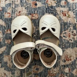 VGUC Livie & Luca white patent leather petal Mary Jane’s size 9